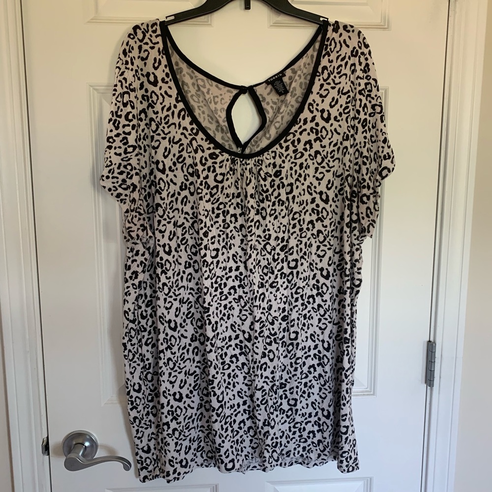 🖤🐆 Torrid Black & White Leopard Print Shirt